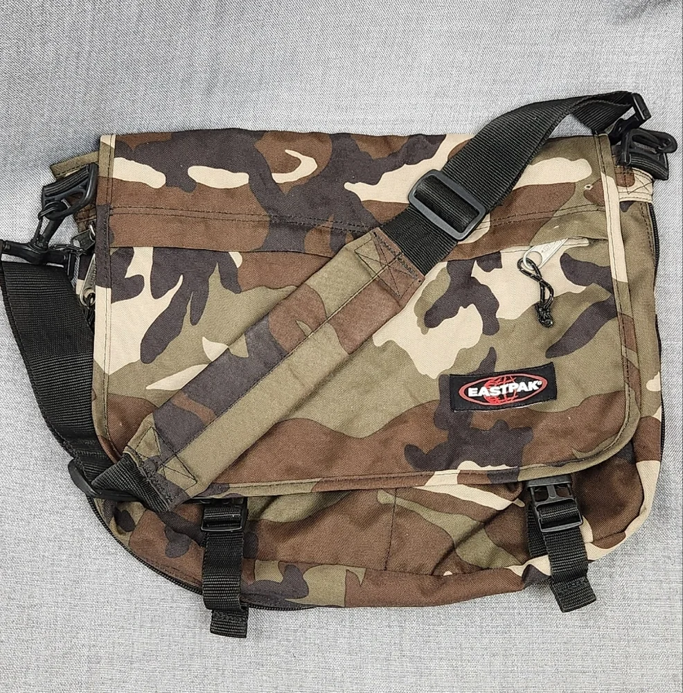 Eastpak Camo Messenger Crossbody Multi Compartment Bag. - Picture 2 of 9